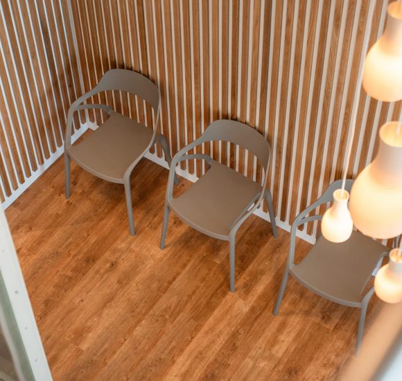 Ein durchdachter Wartebereich schafft Ruhe und Vertrauen.